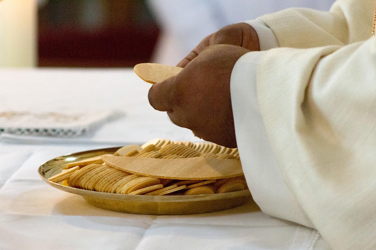Baznīcas rituāli Latvijā – ticības simboli un dzīves ceļi